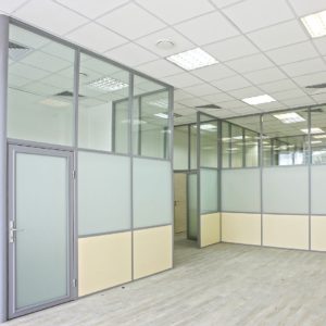 Комбинированная алюминиевая перегородка с дверью